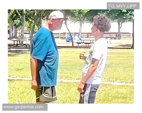 足球球星惊现街头与路人互动引发网友热议真假身份成谜