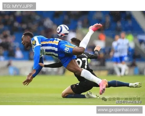 足球巨星奋力射门瞬间定格 彰显速度与力量的完美结合